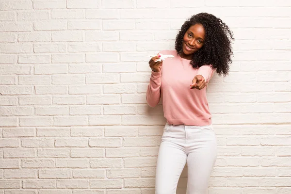 Jeune Femme Noire Avec Modèle Avion Joyeux Souriant Pointant Vers — Photo