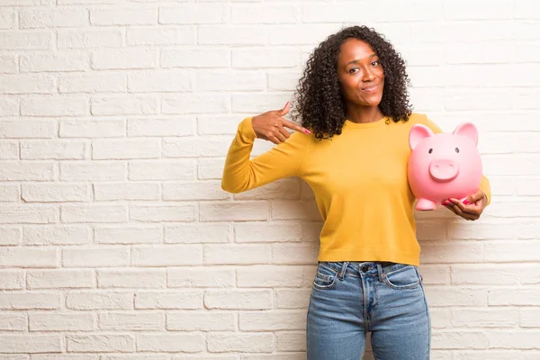 Jovem Mulher Negra Com Porquinho Banco Orgulhoso Confiante Apontando Dedo — Fotografia de Stock