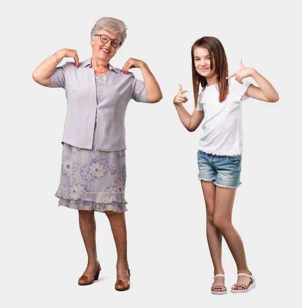 Cuerpo Completo Una Anciana Nieta Orgullosas Confiadas Señalando Con Dedo —  Fotos de Stock