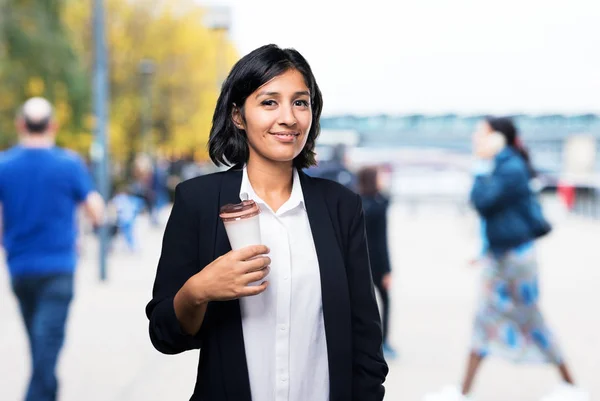 Latin Busines Kvinna Som Håller Kopp Kaffe — Stockfoto