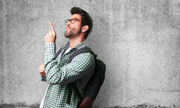 Giovane Uomo Che Balla Contro Sfondo Grunge — Foto Stock