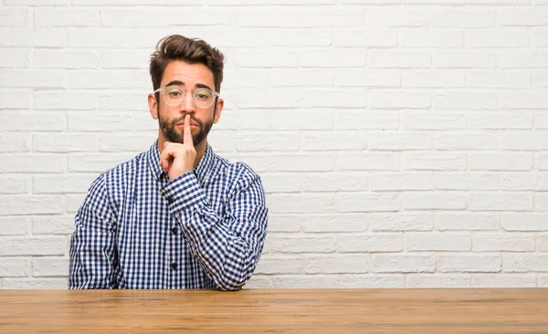 Giovane Uomo Caucasico Seduto Mantenendo Segreto Chiedendo Silenzio Faccia Seria — Foto Stock