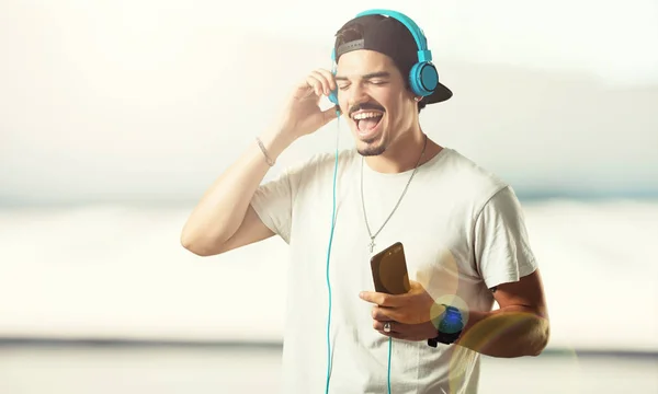 Jovem Rapper Homem Feliz Divertido Ouvir Música Fones Ouvido Modernos — Fotografia de Stock