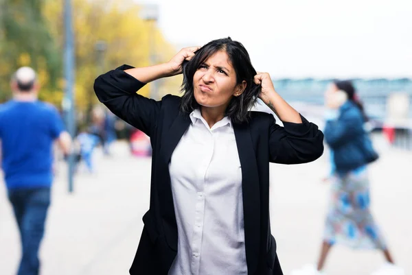 Latina Mulher Negócios Esticando Cabelo — Fotografia de Stock