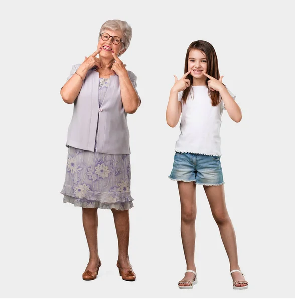 Ganzkörper Einer Älteren Dame Und Ihre Enkelin Lächelt Zeigt Den — Stockfoto