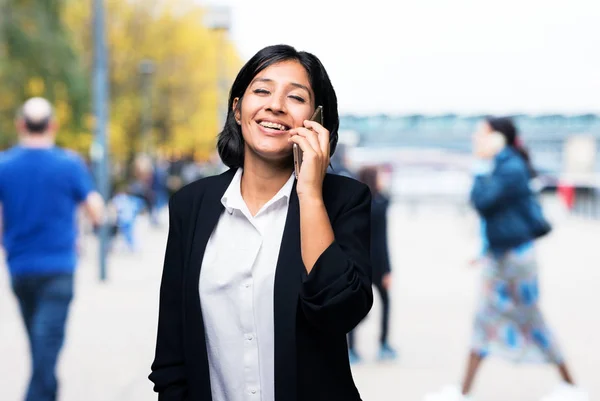 Łacińskiej Biznes Kobieta Rozmowy Telefon Komórkowy — Zdjęcie stockowe