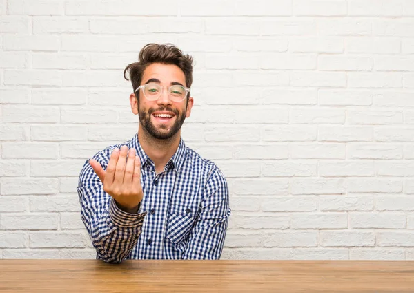 Giovane Uomo Caucasico Seduto Invitante Venire Fiducioso Sorridente Fare Gesto — Foto Stock