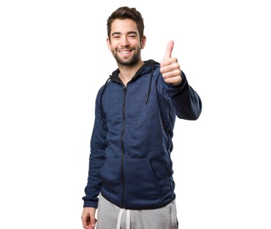 Beyaz arka plan üzerinde izole iyi jest yapan genç erkek