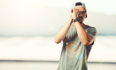 Gizleme ve şaşı bir boşluk ile bakan genç rapçi adam