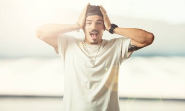 Şaşırttı ve şok, Genç rapçi adam kazanmak kavramı geniş gözlü bir teklif veya yeni bir iş, heyecan arayan