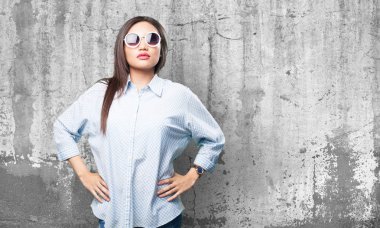 Asyalı kadın gri arka plan üzerinde poz
