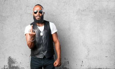 gri arka plan üzerinde siyah deliye 