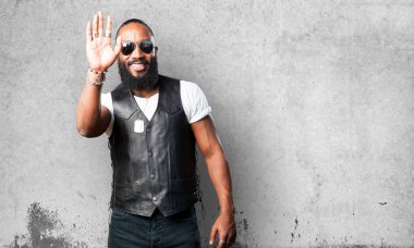 siyah adam gri arka plan üzerinde tebrik