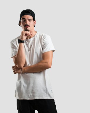 Düşünme ve bakılması, hakkında bir fikir, karışık genç rapçi adam bir çözüm bulmaya çalışıyorum