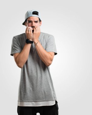 Çivi, gergin ve çok endişeli ve gelecek için korkmuş ısırma genç rapçi adam panik ve stres hisseder