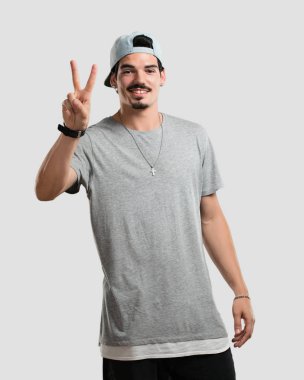 Genç rapçi adam gösterilen iki numaralı sayma simgesi, matematik, kendinden emin ve neşeli kavramı