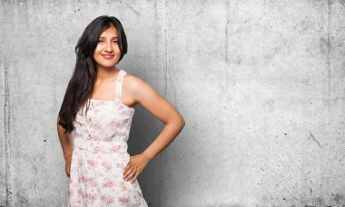 gri arka plan üzerinde mutlu latin kadın 