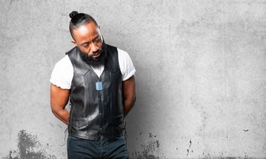 Motosikletçi adam düşünme jest