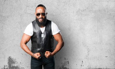 gri arka plan üzerinde güçlü siyah adam 