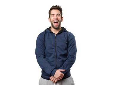 Mutlu genç adam beyaz arka planda izole edilmiş.