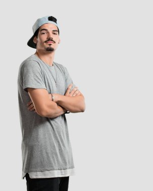 Kollarını, gülümseyen ve mutlu crossing, kendinden emin ve dostu genç rapçi adam