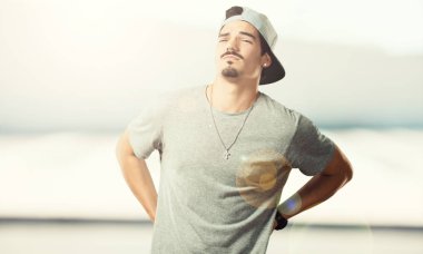 Sırt ağrısı nedeniyle iş stresi, yorgun ve zeki olan genç rapçi adam