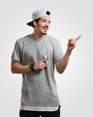 Sürpriz bir şey, doğal ve rahat sunan gülümseyen tarafına işaret eden genç rapçi adam