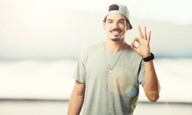 Genç rapçi adam neşeli ve kendine güvenen heyecanlı ve çığlık, onay ve başarı kavramı ok jest yapma