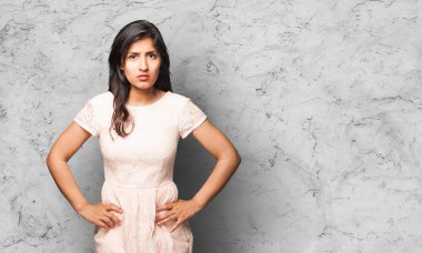 gri zemin üzerine kızgın latin kadın