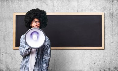 Afro adam tarafından megafon bağırarak