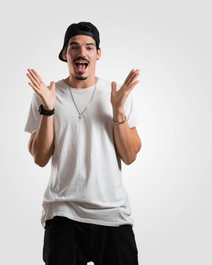 Şaşırttı ve şok, Genç rapçi adam kazanmak kavramı geniş gözlü bir teklif veya yeni bir iş, heyecan arayan