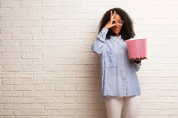 Ung Svart Kvinna Med Popcorn Hink Glad Och Självsäker Gör — Stockfoto