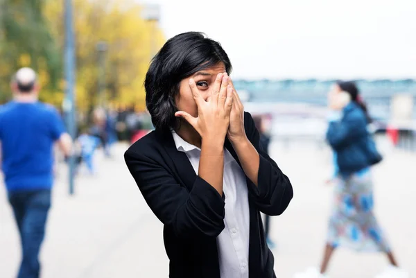 Latina Mulher Negócios Cobrindo Seus Olhos — Fotografia de Stock