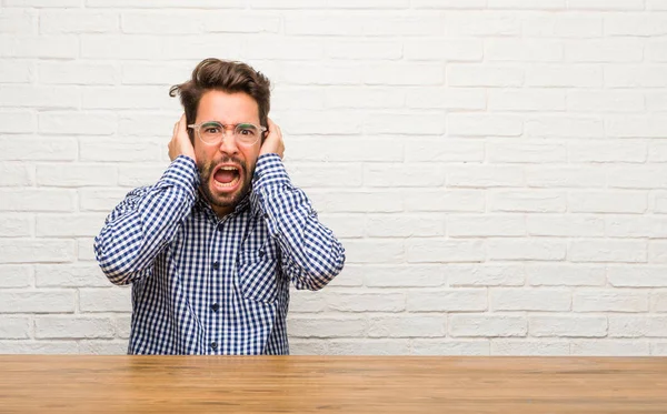 Junger Kaukasischer Mann Sitzt Frustriert Und Verzweifelt Wütend Und Traurig — Stockfoto