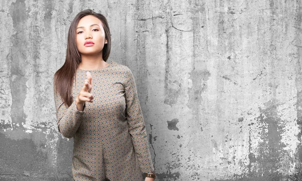 Ασιατικές Γυναίκα Κάνει Όπλο Χειρονομία Φόντο Γκρι Grunge — Φωτογραφία Αρχείου