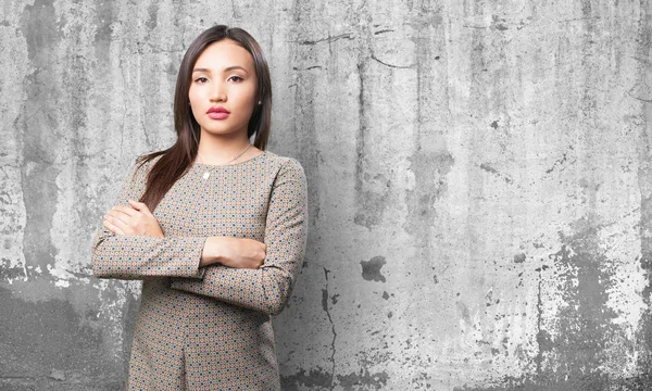 アジア女性が灰色グランジ背景にポーズ — ストック写真