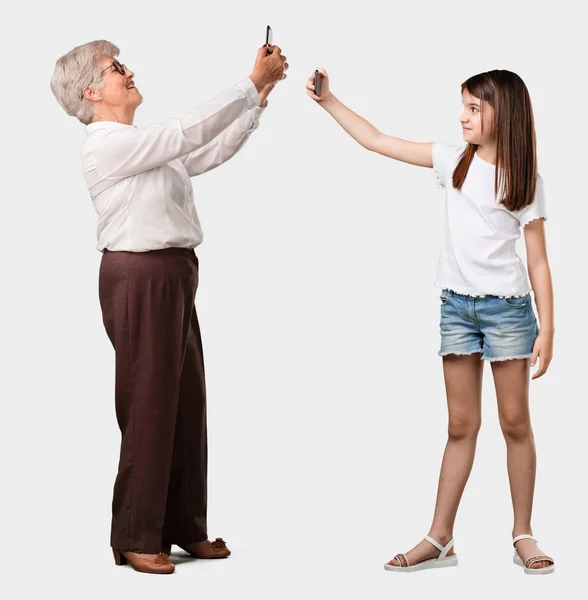 Ganzkörper Einer Älteren Dame Und Ihrer Enkelin Selbstbewusst Und Fröhlich — Stockfoto