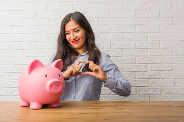 Ung Indisk Kvinna Göra Hjärta Med Händerna Uttrycka Begreppet Kärlek — Stockfoto