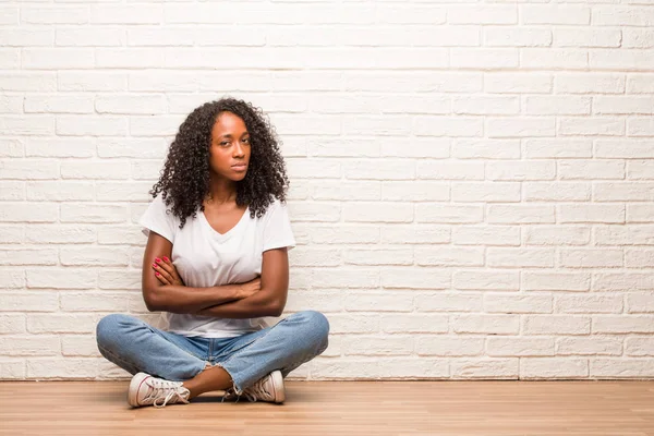 Νεαρή Μαύρη Γυναίκα Που Κάθεται Στο Ξύλινο Πάτωμα Πολύ Θυμωμένος — Φωτογραφία Αρχείου