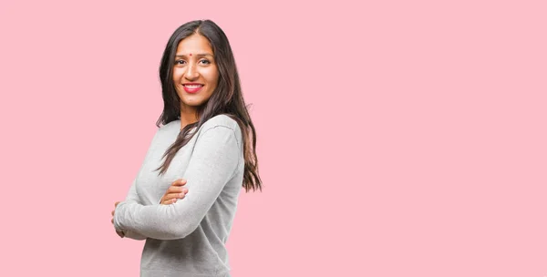 Portret Van Een Jonge Indiase Vrouw Kruising Wapens — Stockfoto