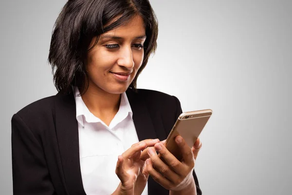 携帯電話で話しているラテン ビジネス女性 — ストック写真