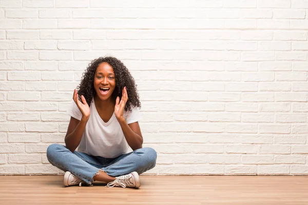 Giovane Donna Nera Seduta Pavimento Legno Ridere Divertirsi Contro Muro — Foto Stock