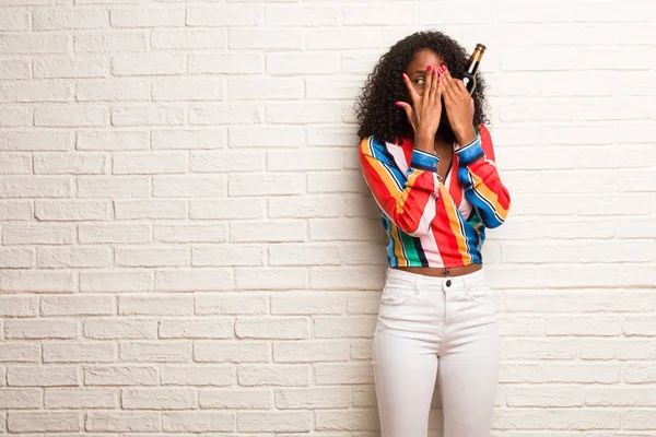 Jonge Zwarte Vrouw Kleurrijke Shirt Met Bierfles Voelt Bedekking Gezicht — Stockfoto