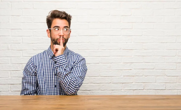 Giovane Uomo Caucasico Seduto Mantenendo Segreto Chiedendo Silenzio Faccia Seria — Foto Stock