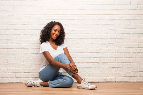 Junge Schwarze Frau Sitzt Auf Einem Holzboden Mit Entspannt Und — Stockfoto