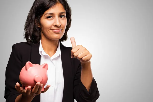 Mujer Latina Negocios Sosteniendo Alcancía — Foto de Stock