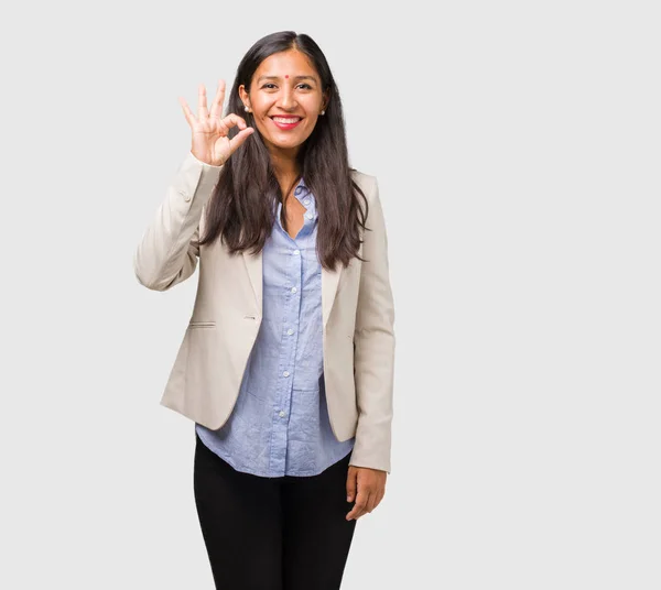 Νέοι Επαγγελματίες Ινδική Γυναίκα Χαρούμενα Και Αυτοπεποίθηση Κάνει Εντάξει Χειρονομία — Φωτογραφία Αρχείου