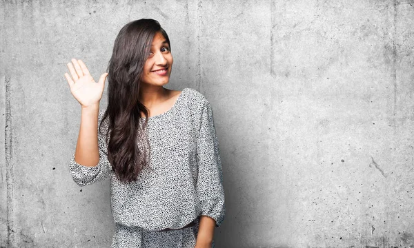 Mujer Latina Escuchando Sobre Fondo Gris — Foto de Stock