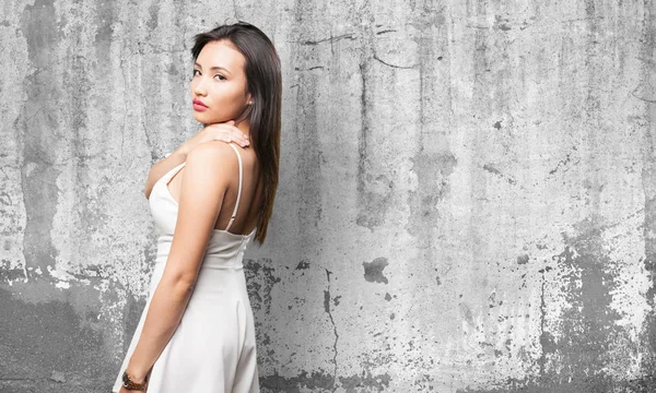 Mujer Asiática Vestido Blanco Posando Sobre Gris Grunge Fondo — Foto de Stock