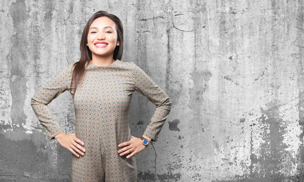 Mujer Asiática Posando Sobre Gris Grunge Fondo — Foto de Stock